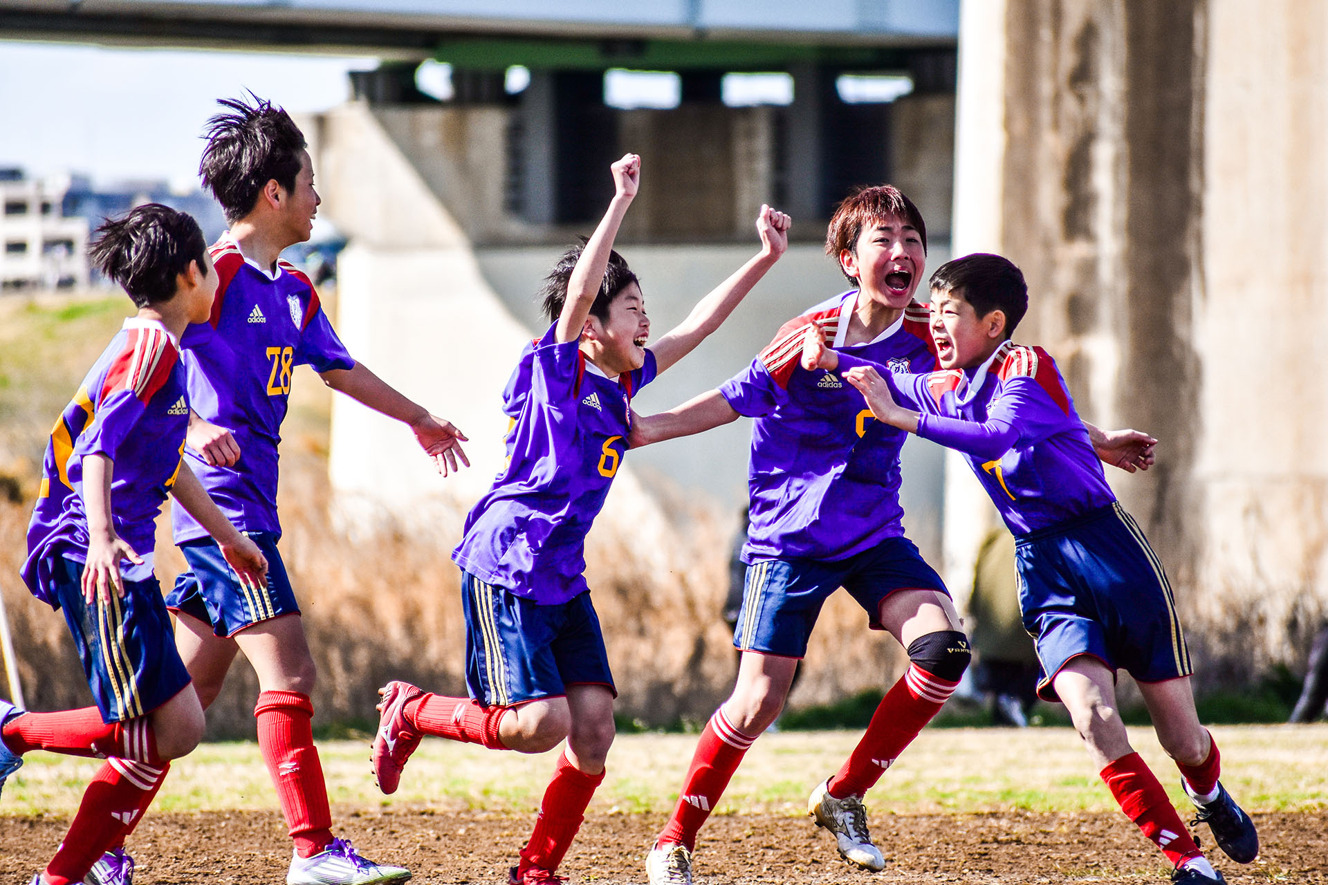 ゴールを決めて喜び合うプログレットFCの選手たち