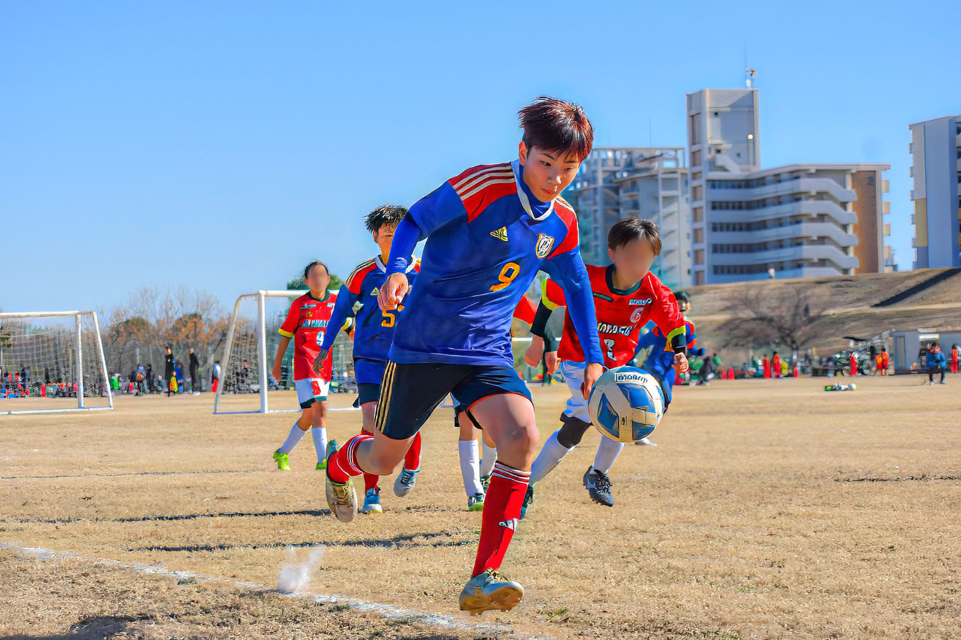 試合中にボールをドリブルするプログレットFCの選手